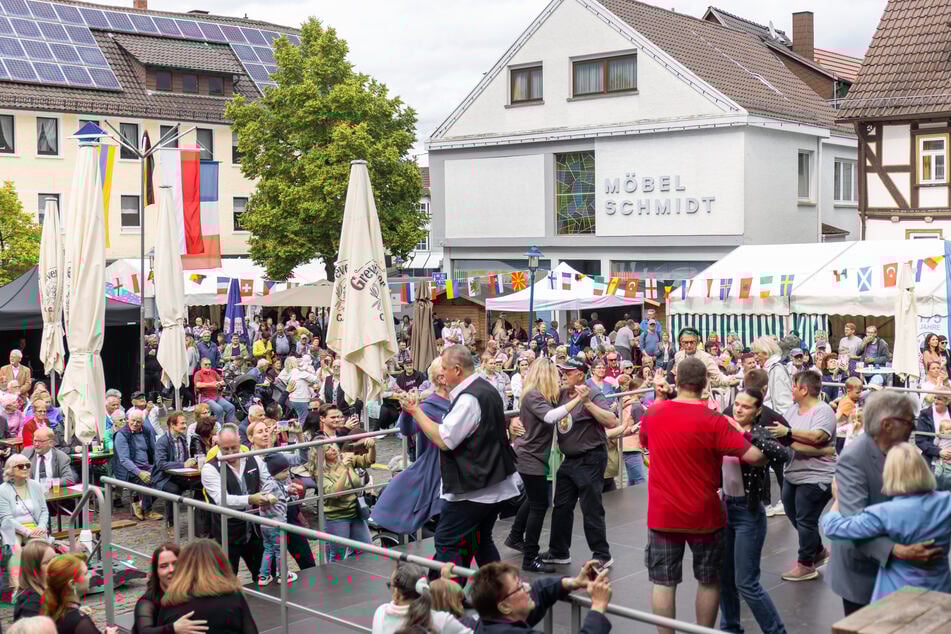 Auf dem Hungener Marktplatz-Brunnenfest wurden "Die Amigos" zu Ehrenbürgern der Stadt gekürt. Zudem gab es von den Star-Sängern 120 Liter Freibier.