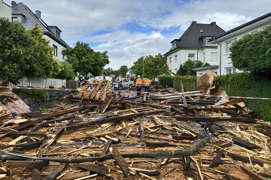 Das Kirchturmdach wurde beim Aufprall auf die Straße zerschmettert.