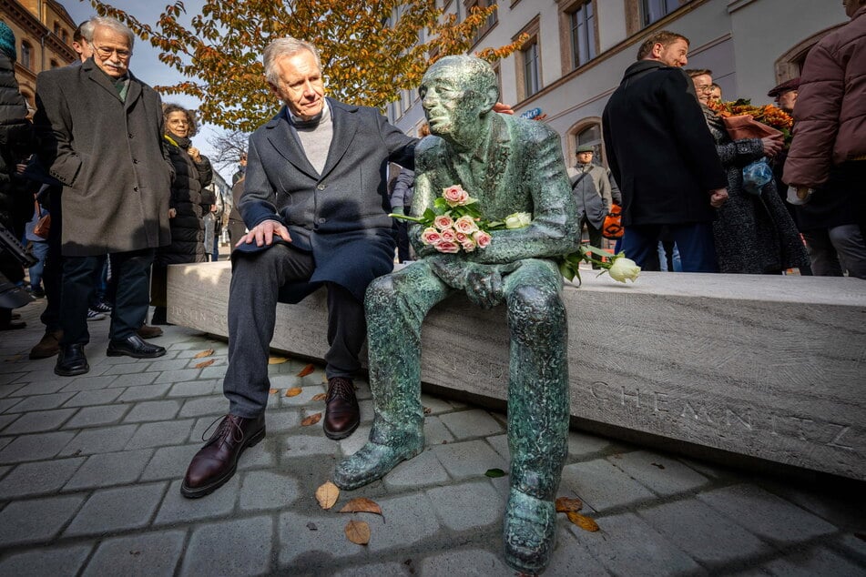Im November 2024 wurde die Bank mit Justin Sonder am Brühl eingeweiht - hier mit Alt-Bundespräsident Christian Wulff (66, CDU).