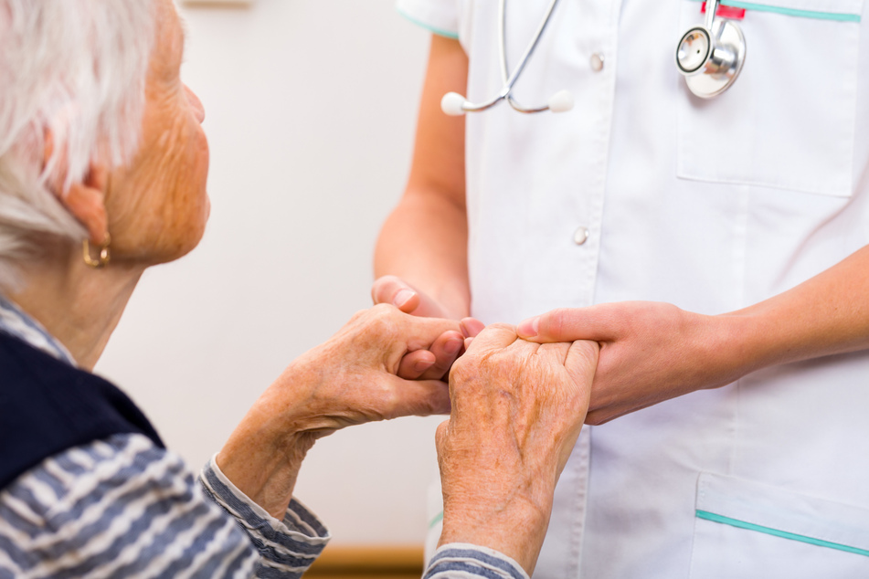 Eine Krankenpflegerin im US-Bundesstaat Florida soll ihre 88-jährige Patientin beklaut haben, um für Schönheits-OPs zahlen zu können. (Symbolbild)