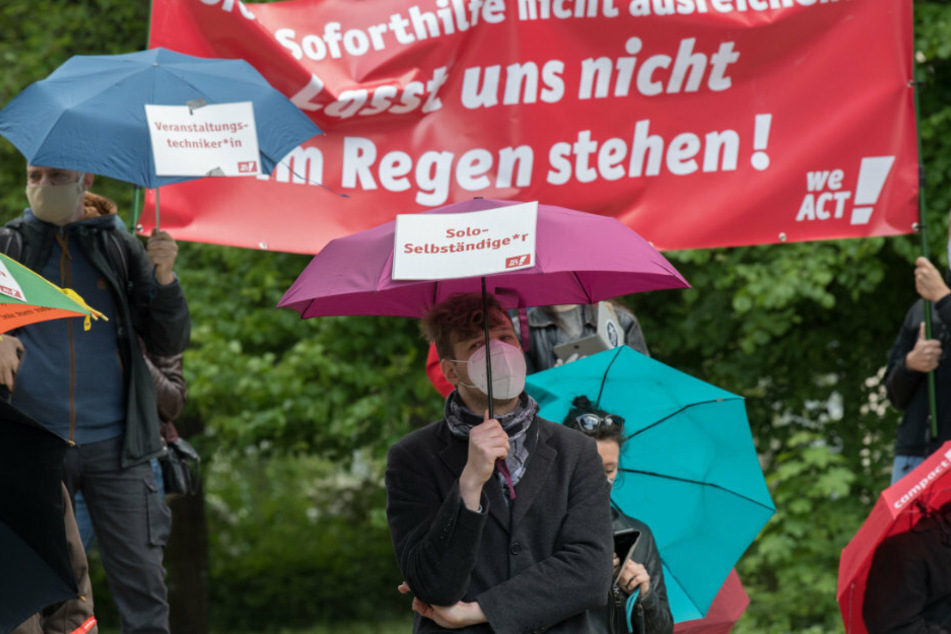Solo-Selbstständige und Künstler protestieren vor dem Bundeswirtschaftsministerium gegen Löcher im Rettungsschirm, der ihnen in der Corona-Krise helfen soll.