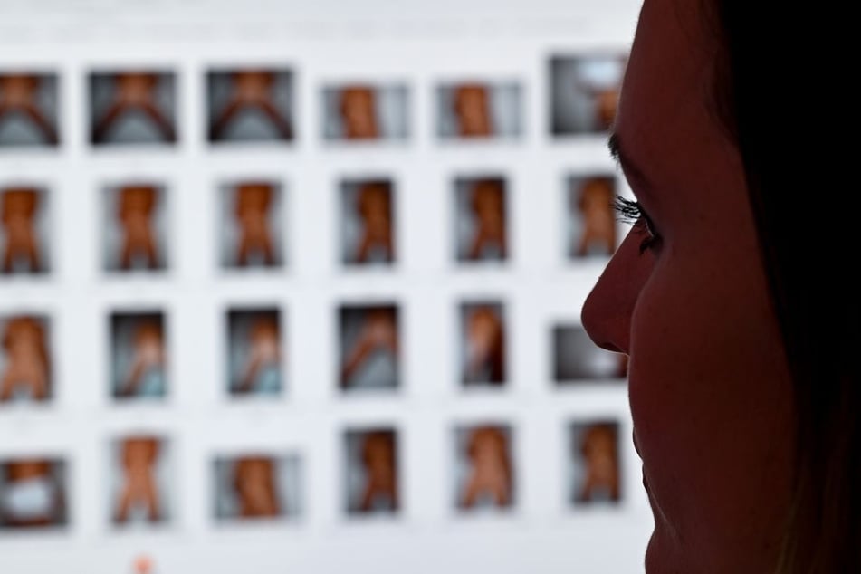 In der Zentralstelle zur Bekämpfung der Internet- und Computerkriminalität (ZIT) werden Hunderte Fotos, unter anderem künstlich produzierter Kinderpornografie, begutachtet.
