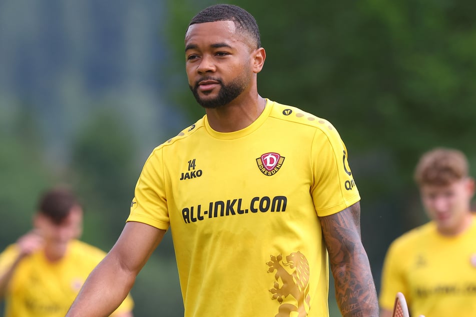 Brooklyn Ezeh (25) sah die Rote Karte im Spiel von Dynamos U23.