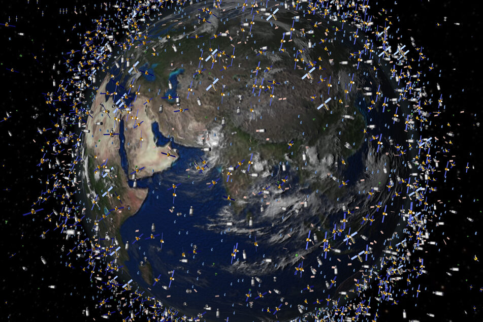 Das computergenerierte Bild der European Space Agency (ESA) präsentiert Weltraummüll früherer Weltraummissionen, der neben intakten Satelliten um die Erde kreist.