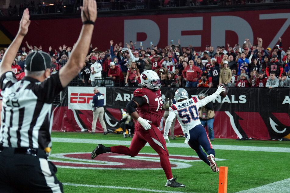 New England Patriots linebacker Raekwon McMillan (r.) returns a fumble for a touchdown against the Arizona Cardinals.
