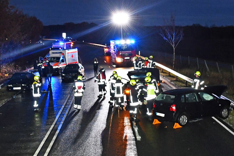 Auf der B3 bei Adelheidsdorf wurden am Donnerstagnachmittag vier Menschen bei einem Unfall verletzt.