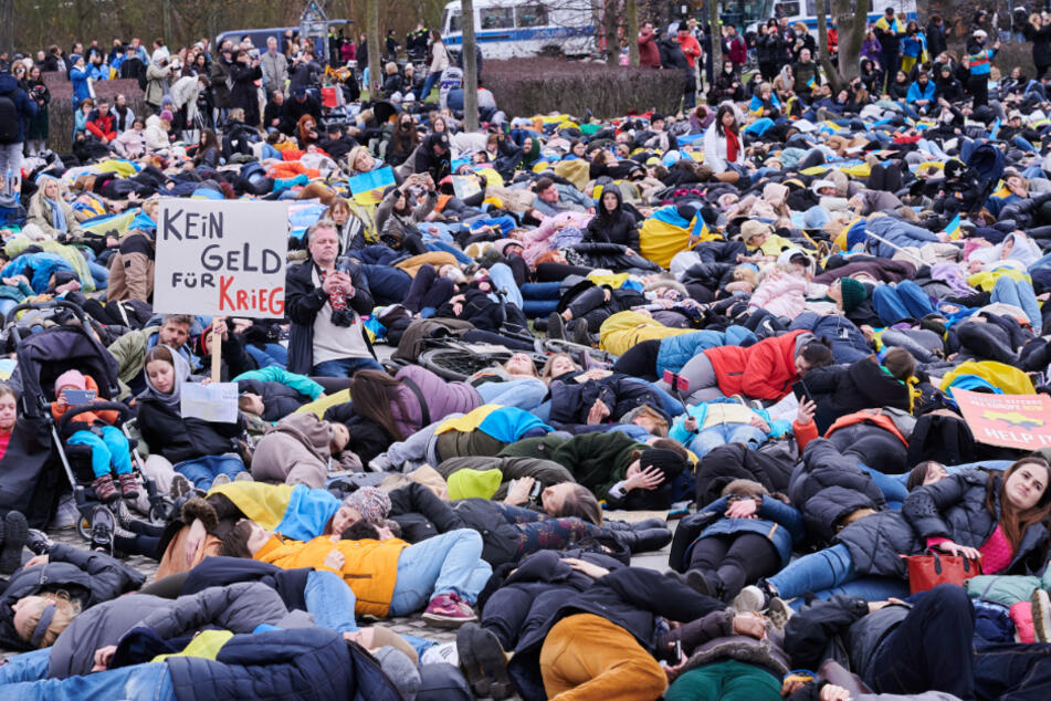 Tausende Menschen protestierten am Mittwoch in Berlin gegen den Ukraine-Krieg.