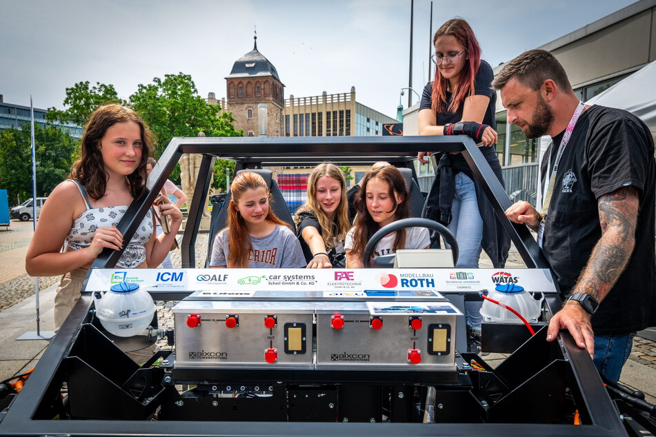 Justine (13, links) hat mit ihren Klassenkameradinnen das Wasserstoff-Auto übernommen.