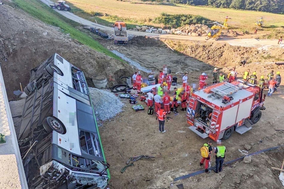 Der Bus stürzte von der Brücke in eine Baustelle.