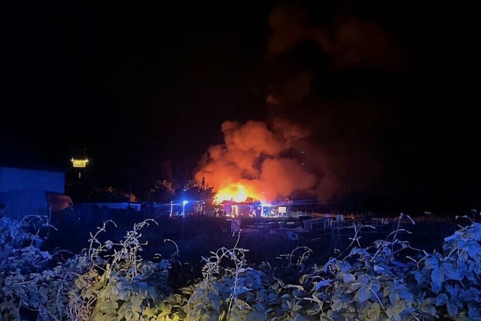 Bis in die frühen Morgenstunden kämpften die Einsatzkräfte gegen das Feuer.