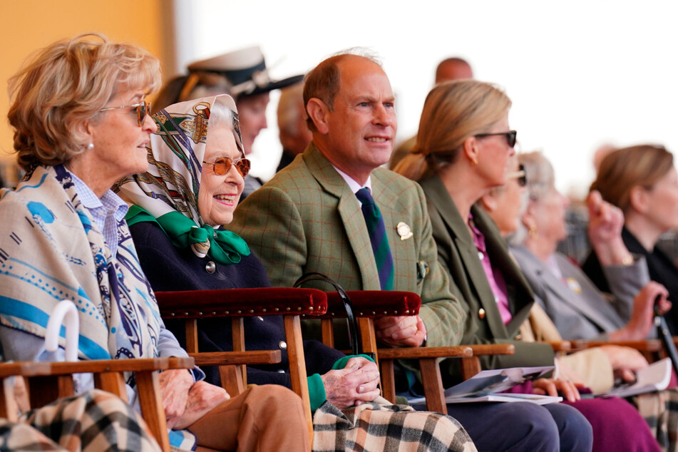Die britische Königin Elizabeth II. sitzt zusammen mit Prinz Edward, Earl of Wessex, und seiner Frau Sophie (r.), Countess of Wessex, in der königlichen Loge bei der Royal Windsor Horse Show.