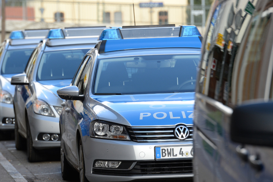 Polizeiautos stehen in Waldshut-Tiengen.