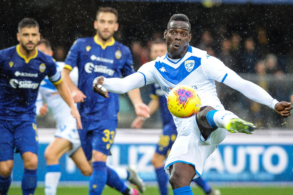 Mario Balotelli (r.) spielt mittlerweile bei Brescia Calcio, dem Tabellenletzten der Serie A.