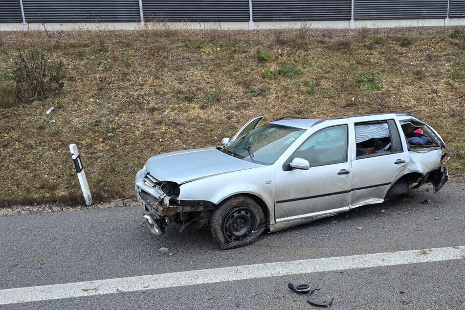 Bei dem Unfall am frühen Sonntagmorgen ist ein Insasse aus diesem Auto geschleudert und tödlich verletzt worden.