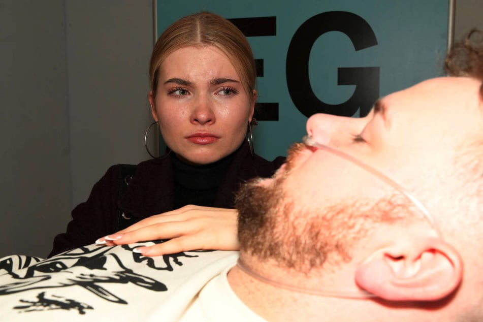 Johanna findet Jonas bewusstlos auf dem Boden und wählt sofort den Notruf.