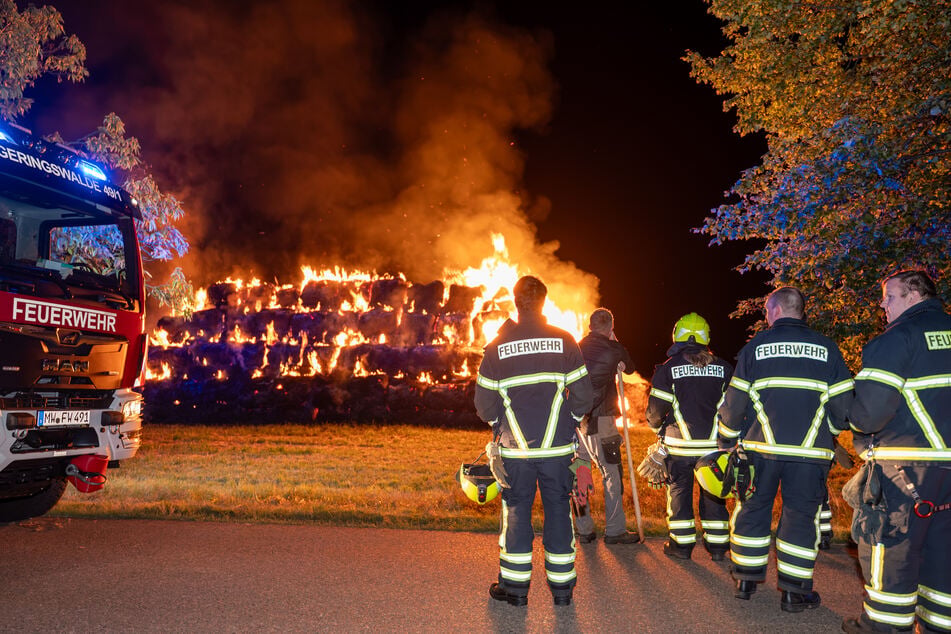 Meterhohe Flammen! Die Feuerwehr wurde in der Nacht auf Montag zu einem Strohballen-Brand in Geringswalde (Landkreis Mittelsachsen) gerufen.