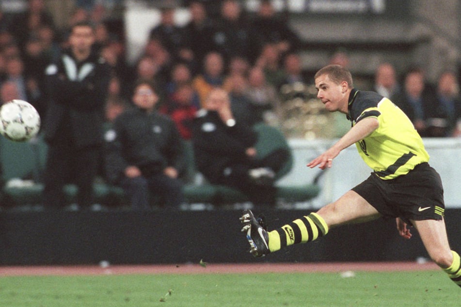 Wenige Sekunden zuvor wurde Lars Ricken (damals 20) eingewechselt. Dann machte er mit einem herrlichen Lupfer zum 3:1 gegen Juventus Turin den Champions-League-Titel für den BVB klar.