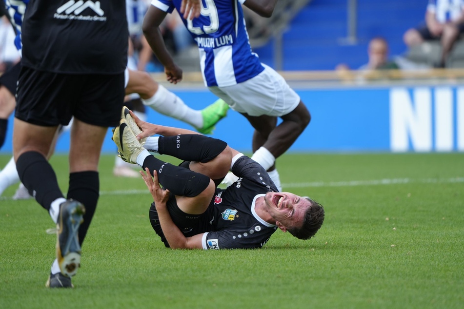 1:0-Torschütze Leon Damer wälzt sich nach einem Foulspiel am Boden.