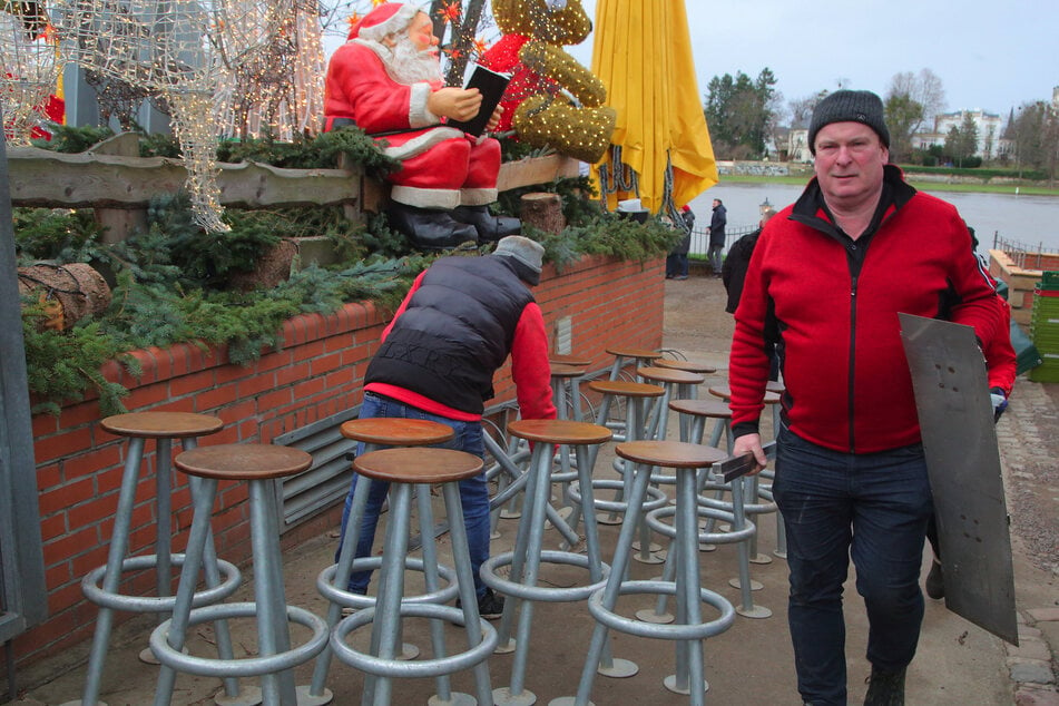 Jens Bauermeister (59) mobilisierte an den Feiertagen alle verfügbaren Kräfte, um seinen Biergarten zu retten.