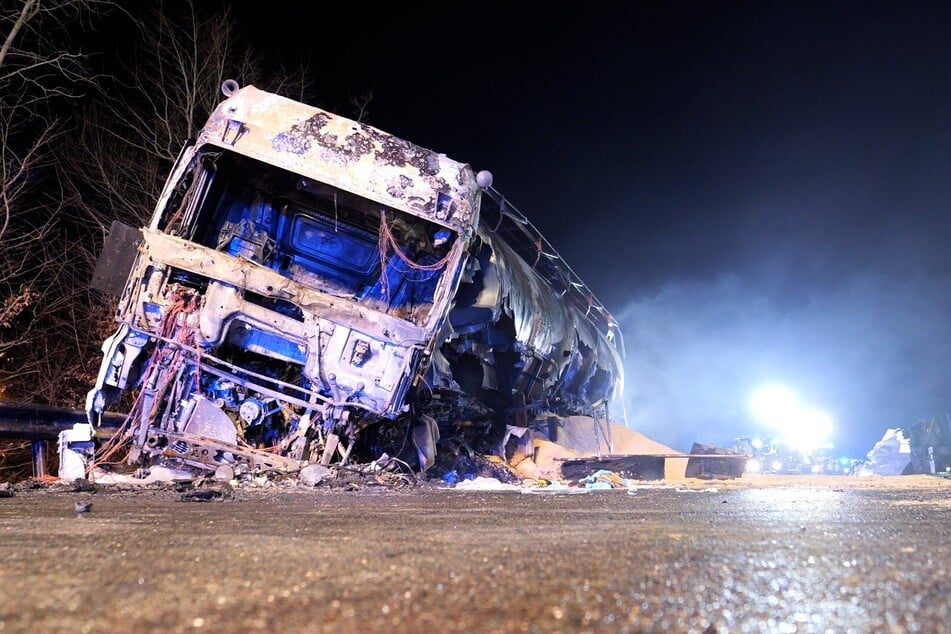 Bei dem Aufprall am Abend fingen beide Fahrzeuge Feuer. Die Lage blieb daher nach Polizeiangaben zunächst sehr unübersichtlich.