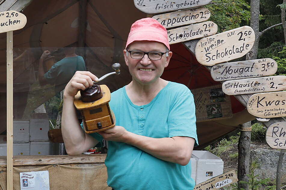 Als Erzgebirgisches Original wurde Kaffee-Kurt mit seinem mobilen Waldcafé am "Grünen Graben" in ganz Sachsen bekannt.