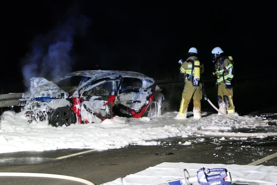 Einer der Unfallwagen brannte infolge des Zusammenstoßes aus.