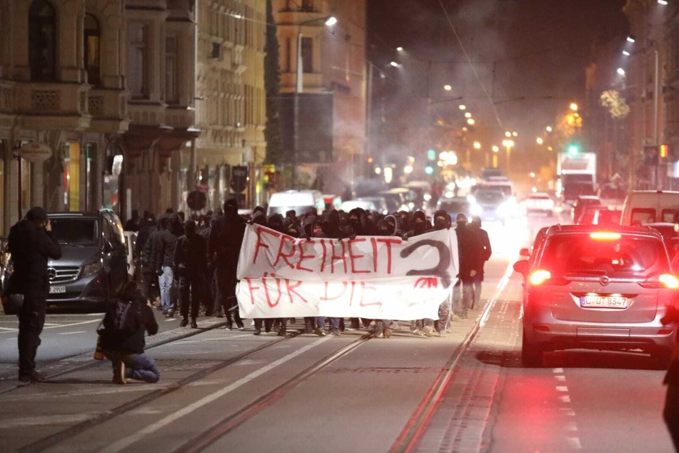 In Connewitz, numerous people demonstrated against the arrest of three suspected left-wing extremists on Friday night.