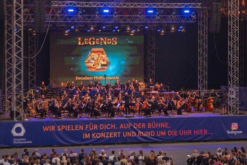 Der Auftritt des Orchesters wurde durch eine Licht- und Videoshow ergänzt.