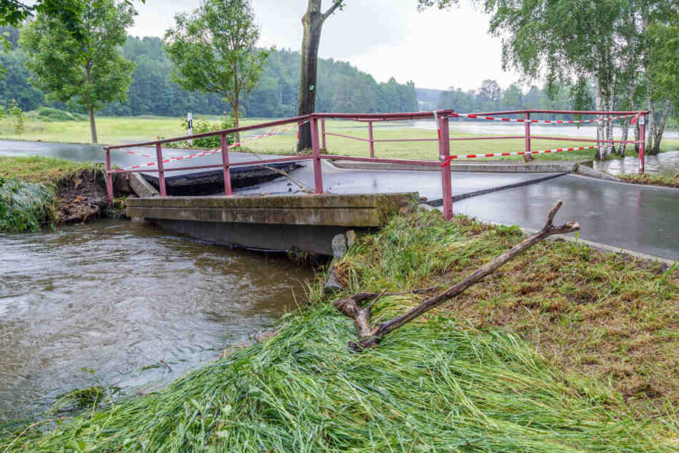 Zwischen Adorf und Hundsgrün ist eine Brücke teilweise eingestürzt.