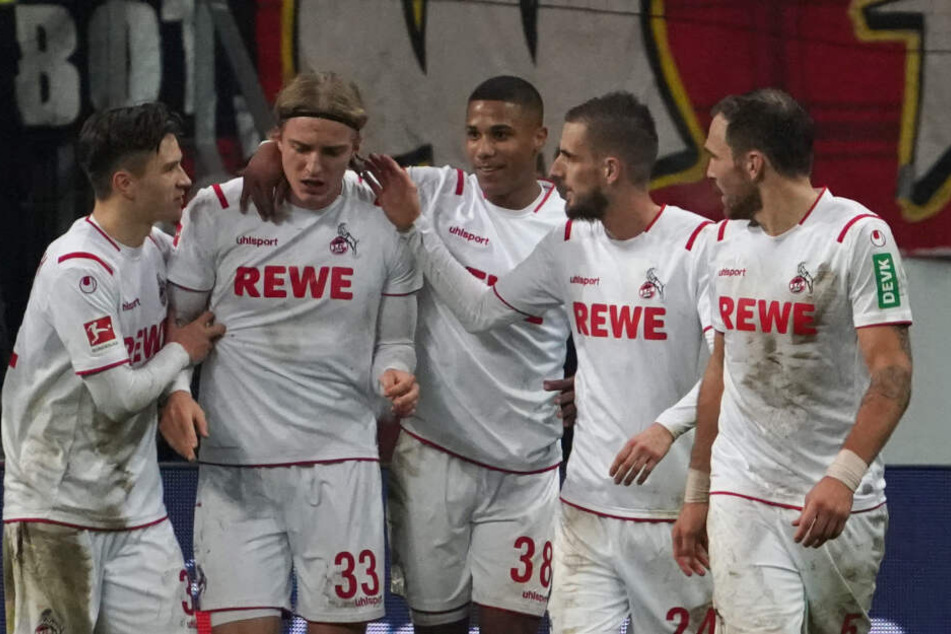 Die Kölner jubeln nach dem 2:2-Ausgleich durch Bornauw (72.).