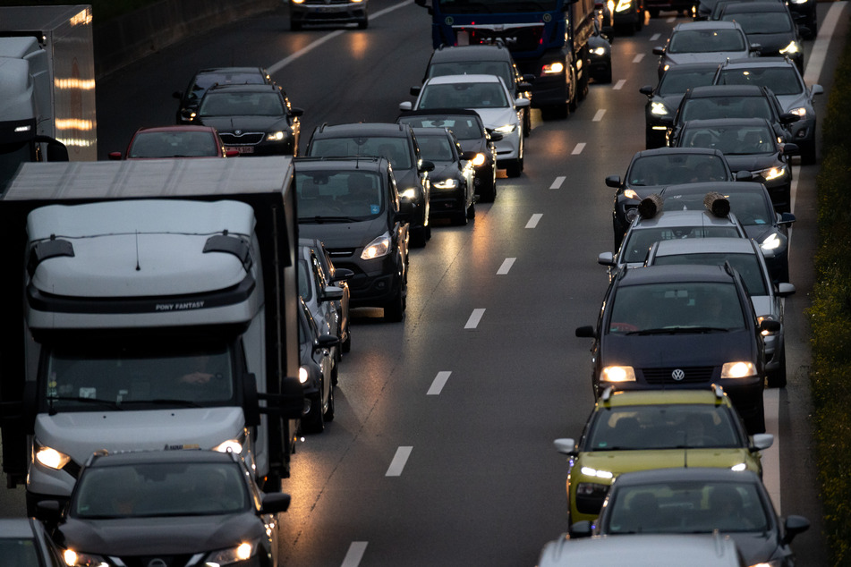 Unfall A1: Mit Holz beladener Lastwagen brennt auf der A1: Fahrstreifen gesperrt
