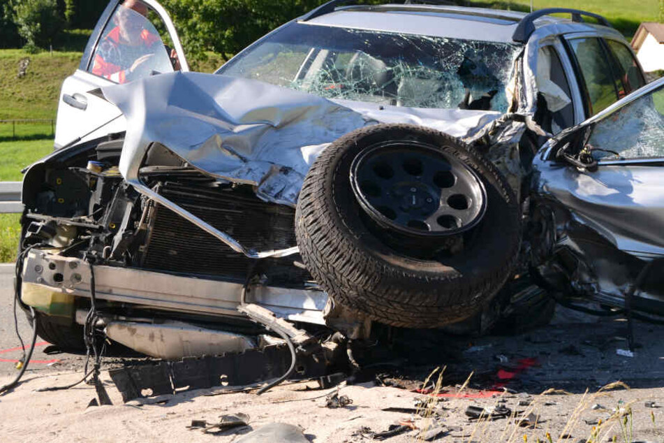 In Bayern hat sich auf der Bundesstraße 308 nahe Oberstaufen ein schwerer Verkehrsunfall ereignet.