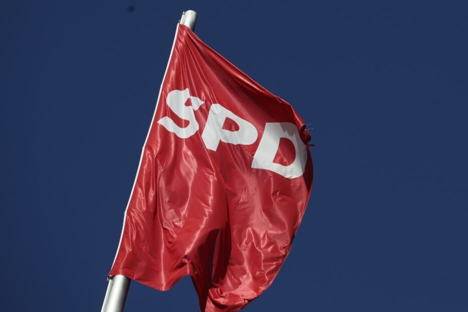 Ein Mitglied der SPD soll wiederholt den Hitlergruß gezeigt haben. (Symbolbild)