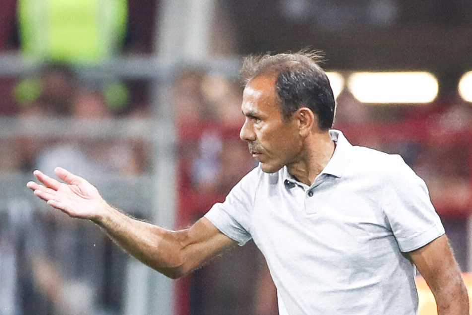 Jos Luhukay gestikuliert am Spielfeldrand. (Archivbild)