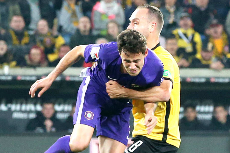 Auch von seinem Ex-Teamkollegen Rico Benatlelli (r.) bekam Clemens Fandrich im Sachsendery gegen Dynamo Dresden ordentlich was auf die Socken.