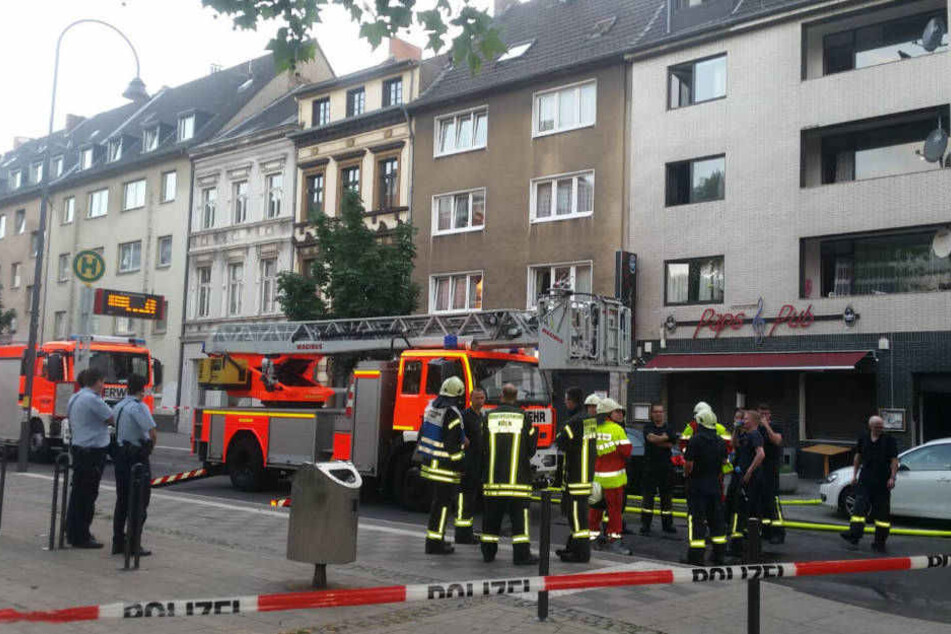 Die Einsatzkräfte der Feuerwehr vor dem Haus, aus dem die Bewohner evakuiert werden mussten.