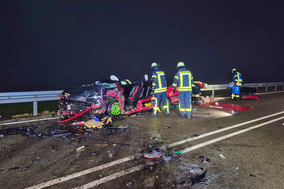 Einsatzkräfte mussten den Fahrer aus seinem völlig demolierten VW befreien.