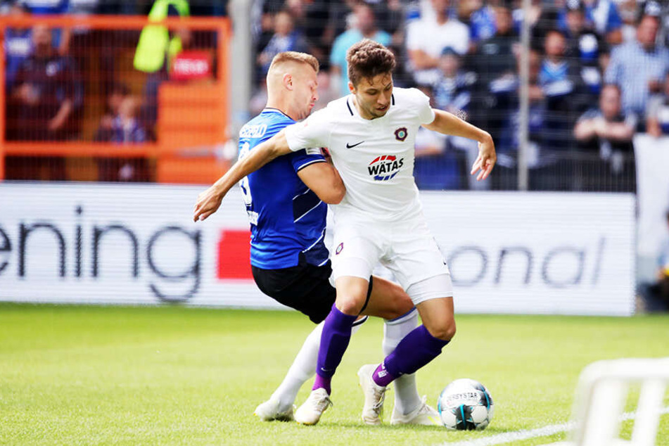 Tom Baumgart (r.) im Kampf um den Ball mit dem Bielefelder Florian Hartherz.