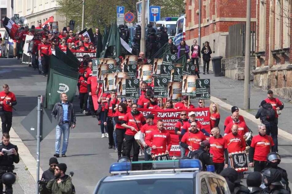 Nach Angaben der rechtsextremistischen Kleinstpartei Der Dritte Weg, die sich laut sächsischem Verfassungsschutz ideologisch am Nationalsozialismus orientiert, ist die Demonstration vom Landratsamt unter Auflagen genehmigt worden. (Archivfoto)