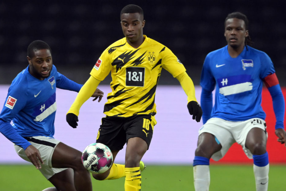 Youssoufa Moukoko (16, Mitte) setzt sich gegen Herthas Deyovaisio Zeefuik (22, l.) und Dedryck Boyata (29) durch. Der Dortmunder avancierte dank seiner Einwechslung zum jüngsten Spieler der Bundesliga-Geschichte.