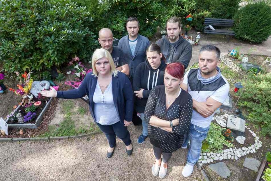 Verzweifelte Eltern: Die Kindergräber auf dem Zwickauer Friedhof
werden immer wieder von Dieben heimgesucht.