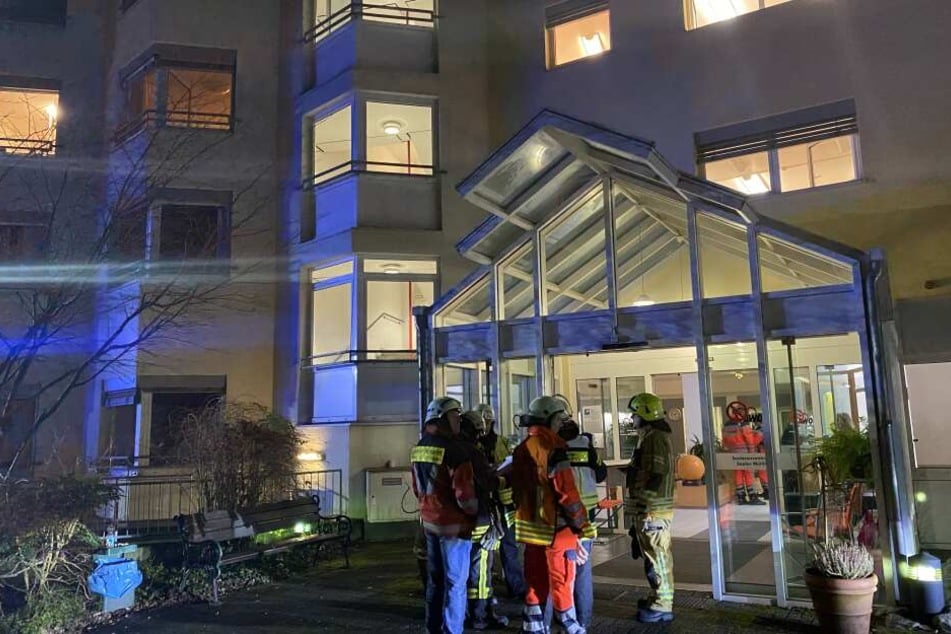 Die Feuerwehr evakuierte nach dem Alarm einen Teil des Seniorenwohnheims in Bergisch Gladbach.