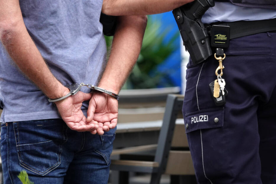 Die Polizei passte den 44 Jahre alten Bewohner der Wohnung von der Arbeit ab.