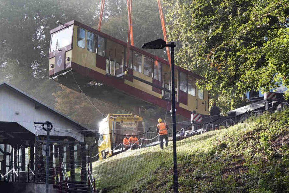 Der erste von zwei Wagen der Drahtseilbahn Augustusburg ist von den Schienen gehoben worden.