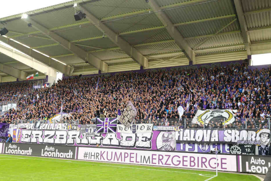 Beim Sachsenderby brach ein Aue-Fan auf der Tribüne zusammen und verstarb wenig später im Krankenhaus.
