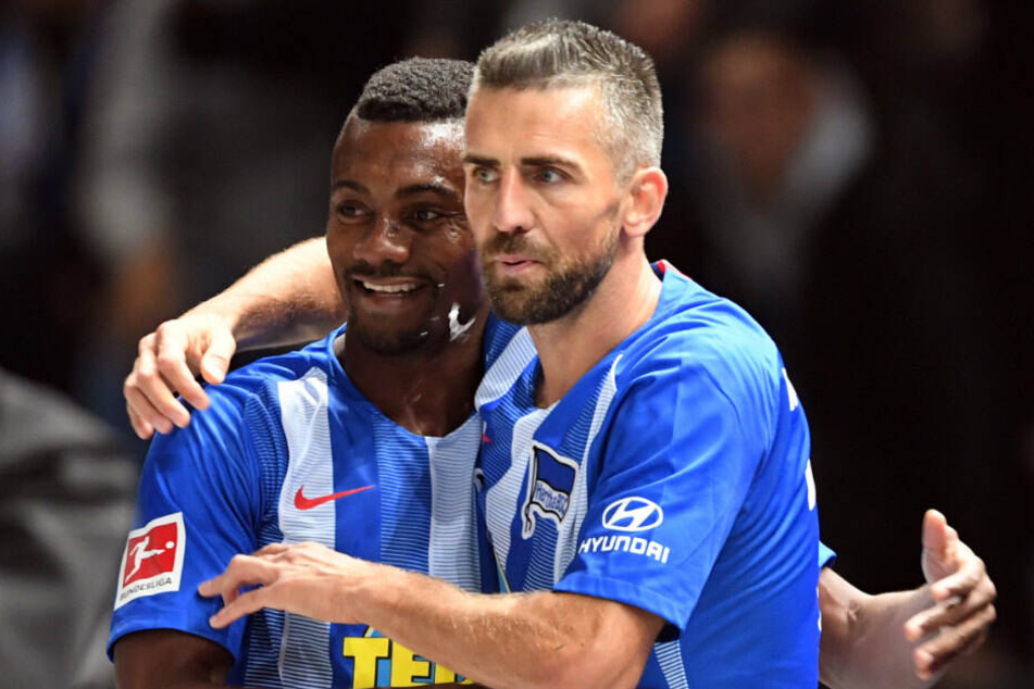 Salomon Kalou und Vedad Ibisevic bejubeln den Treffer zum 1:0 gegen Bayern München.