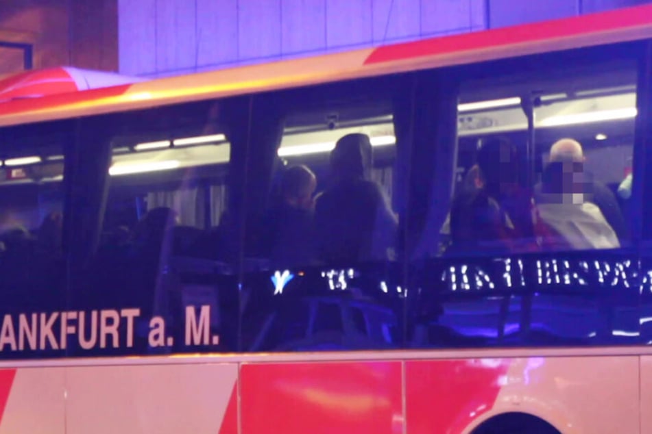 Die rund 68 evakuierten Personen wurden in einem Bus der Feuerwehr betreut.