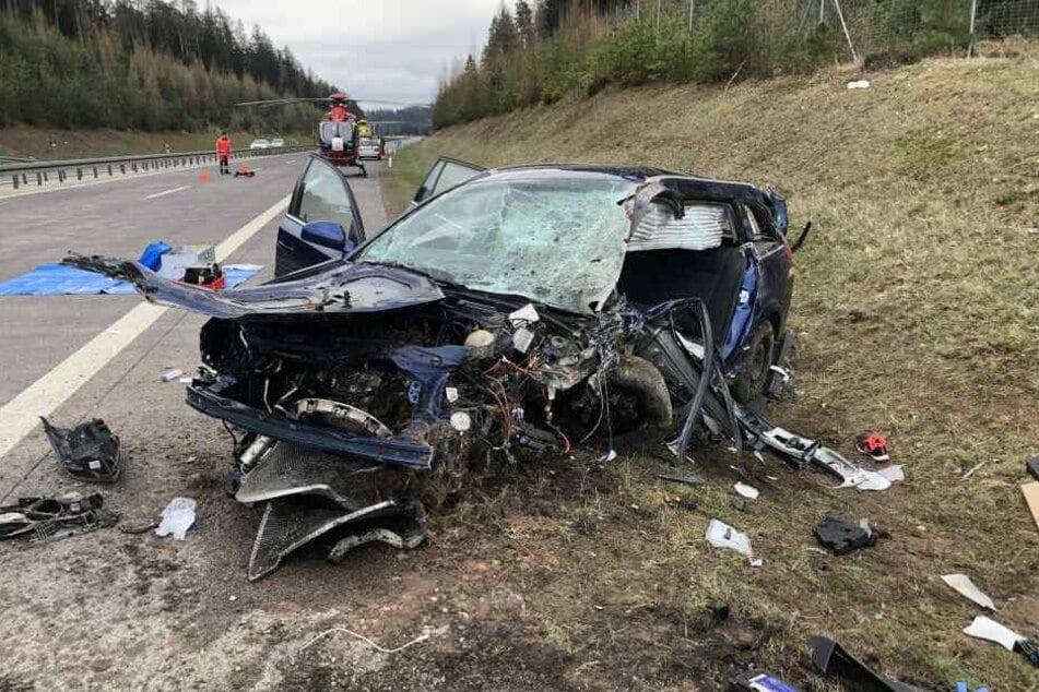 Die Autos wurden bei dem Unfall komplett zerstört.