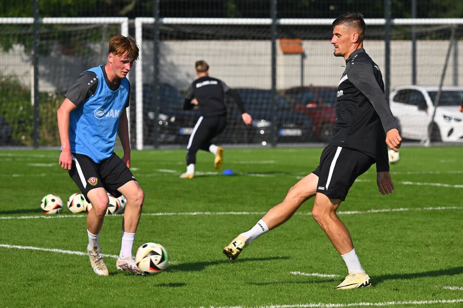 Stefan Kutschke (35, r.) gestern im Training gegen A-Junior Cedric Tölg (18). Der Dynamo-Kapitän freut sich auf die Partie gegen Hansa.