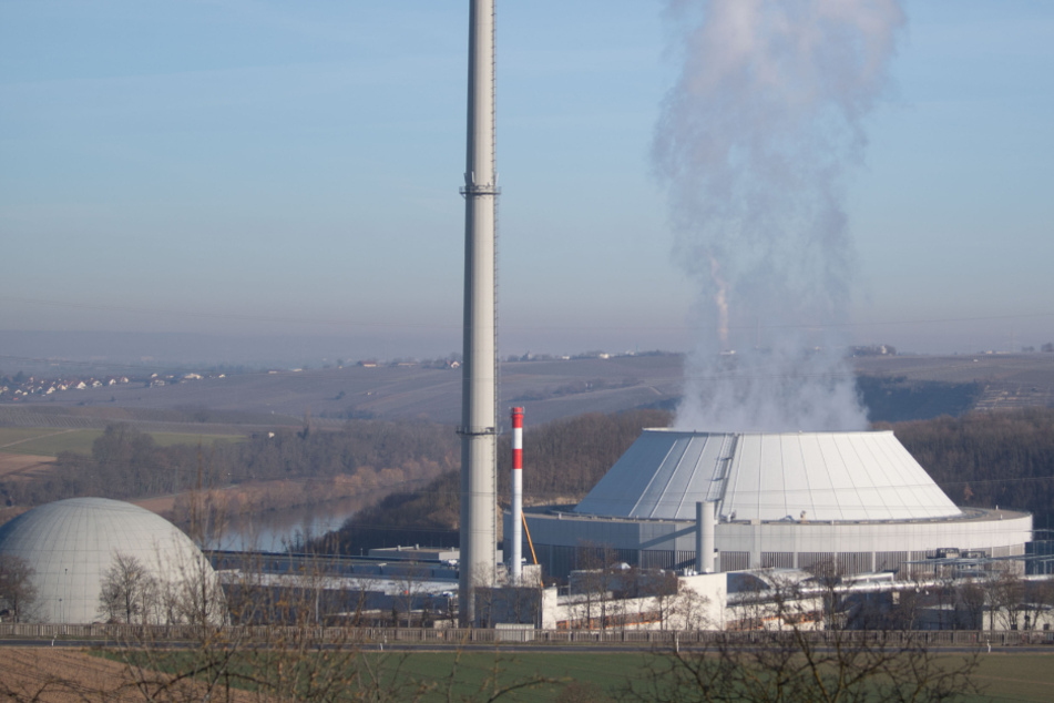 Dampf kommt aus dem Kühlturm von Block 2 des Kernkraftwerks Neckarwestheim. (Archivbild)